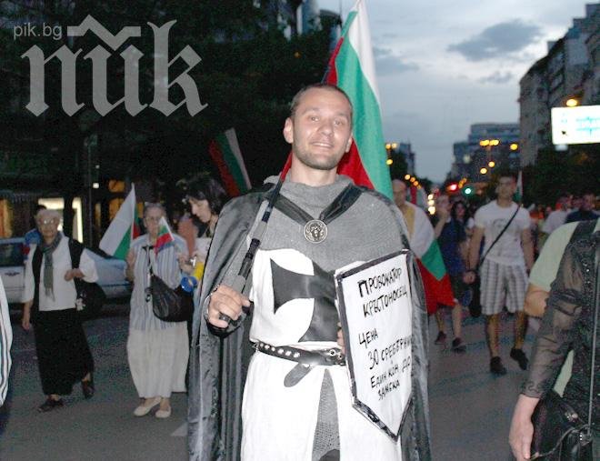 Все още хиляди шестват в центъра на София, вървят към Орлов мост