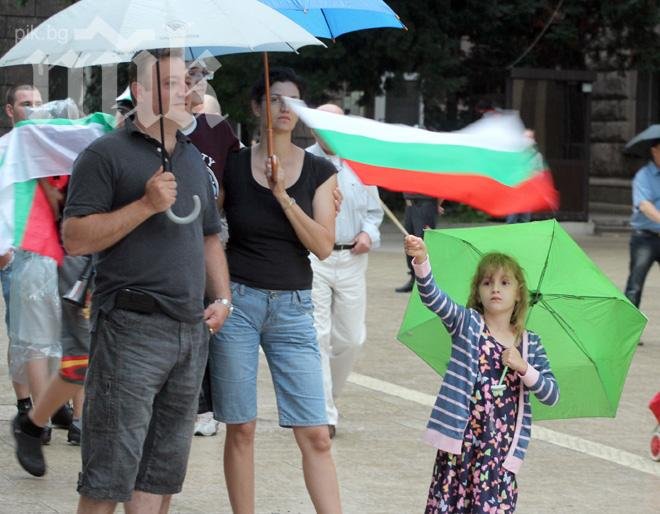 Пороят не стресна протестиращите! 2000 скандират Мафия и Оставка