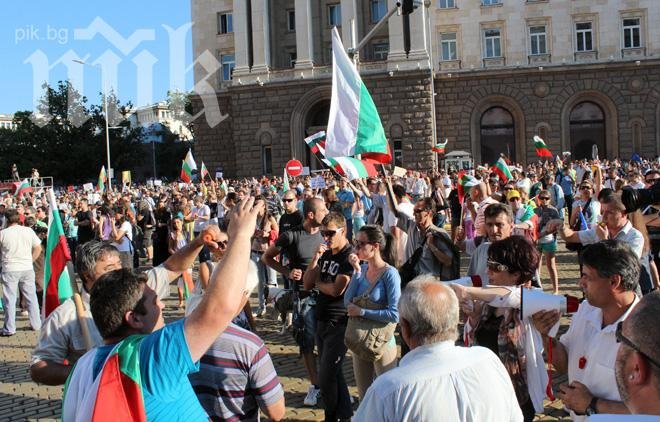 Протестиращите се събраха в плътен „юмрук“ пред барикадите на МС