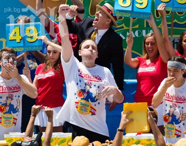 Американец изяде 69 хотдога за 10 минути (Видео)