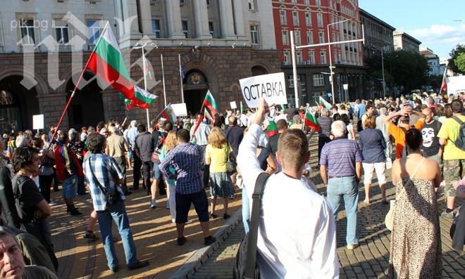 Азис посреща протестиращите на Моста на влюбените