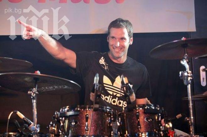 Петър Чех свири с рок група на фестивал (ВИДЕО)