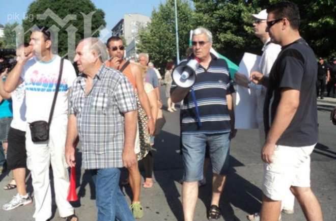 Демонстранти към Каймаканов с банан и две кайсии: Да ти е сладко и довиждане