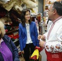Водачът на листата на ГЕРБ и СДС Мария Габриел посети Женския пазар в София