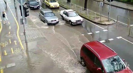 проливен дъжд наводни улици булеварди варна видео