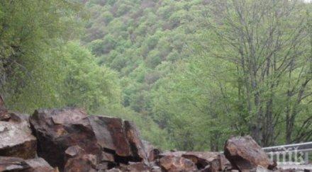 огромни камъни блокираха пътя рилския манастир