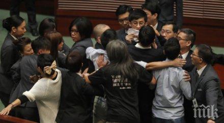 екшън депутати биха парламента хонгконг ранени видео