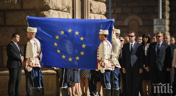 Празнуваме Деня на Европа с церемонии пред президентството и парламента