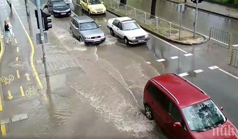 Проливен дъжд наводни улици и булеварди във Варна (ВИДЕО)