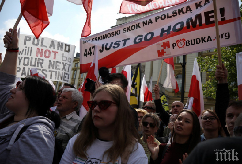 ПОЛЯЦИТЕ НЕГОДУВАТ: Мащабен протест пред посолството на САЩ във Варшава
