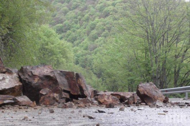 Огромни камъни блокираха пътя за Рилския манастир