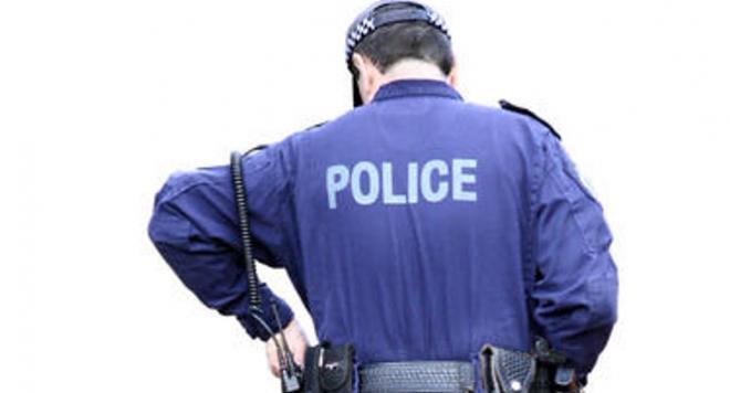 Порицаха полицай, арестувал жена, която го снима