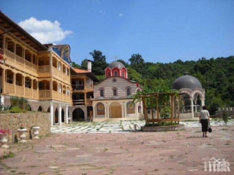 Стягат фолклорен събор за пети път на Гигинския манастир