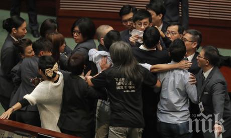 ЕКШЪН: Депутати се биха в парламента на Хонгконг - има ранени (ВИДЕО)