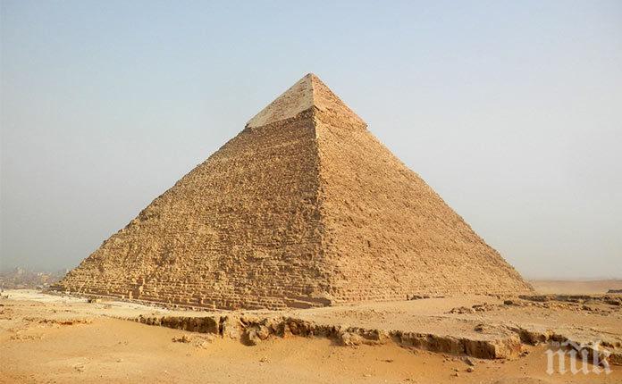 Трима туристи позираха голи до Хеопсовата пирамида, арестуваха ги