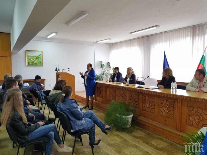 Кандидатът за евродепутат Лиляна Павлова проведе среща с жители на община Костенец