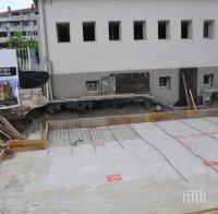 ПЪЛЕН ШАШ: Строят жилищен блок в двора на бургаско училище (СНИМКИ)