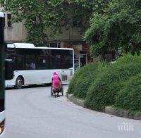 Жена с инвалидна количка на косъм от фатален инцидент (СНИМКИ)