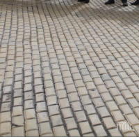 КУРИОЗ: Жена откри жълти павета в новозакупения си имот в София