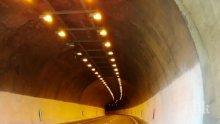 Слагат бариери и LED осветление в тунел "Траянови врата“