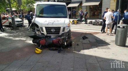 извънредно пик бял бус хвърли паника мадрид качи бясна скорост тротоар центъра столицата видео