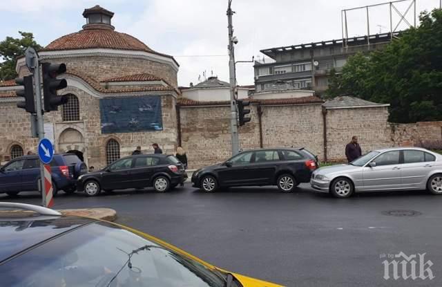 Четири коли се удариха пред Чифте баня в Пловдив