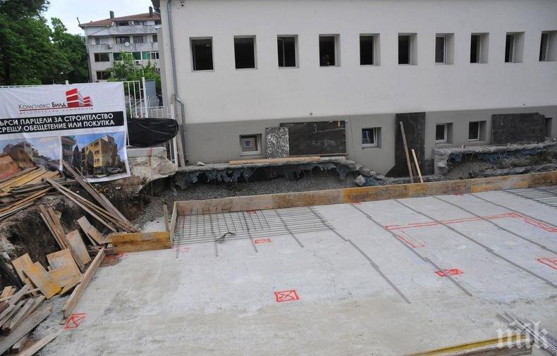 ПЪЛЕН ШАШ: Строят жилищен блок в двора на бургаско училище (СНИМКИ)