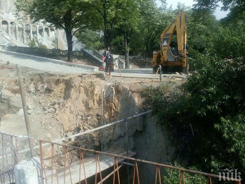 Рушат 60-тонна скала на Бунарджика, заплашва училище