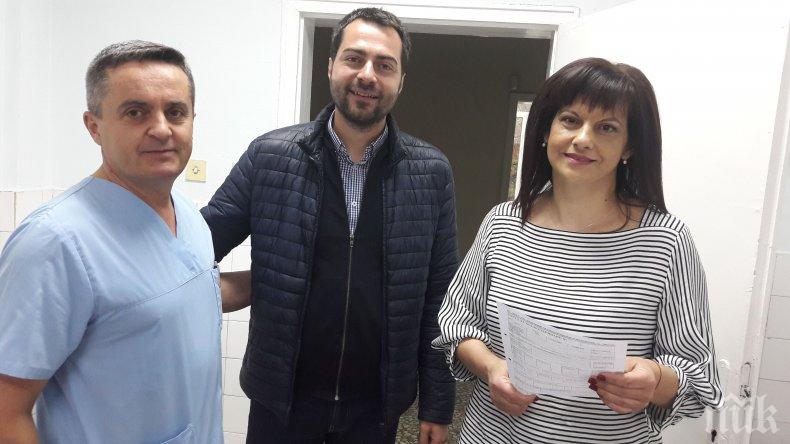 Дариткова и кандидатът за евродепутат Марин Захариев участваха в кръводарителска акция