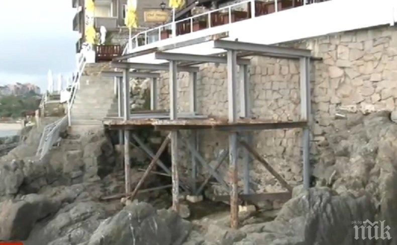 Наглите кръчмари продължават да строят върху скалите в Стария Созопол