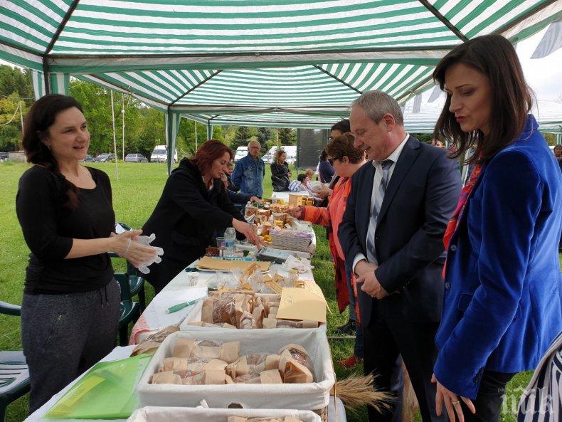 Мария Габриел и кандидатът за евродепутат Асим Адемов посетиха Фестивала „С дъх на хляб и мед” в Търговище