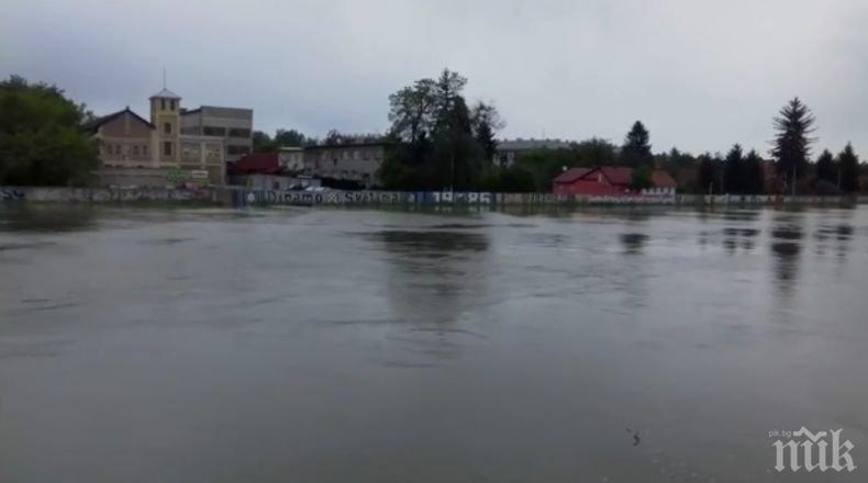 БУРЯ И ПОРОЙ: Сърбия се готви за потоп