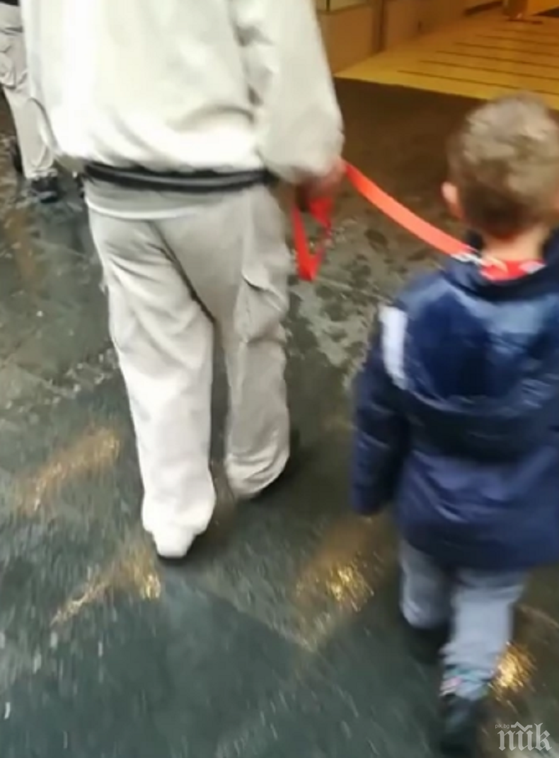 ТОТАЛЕН ШОК: Дядо разхожда внучето си с въже около врата (СНИМКА)