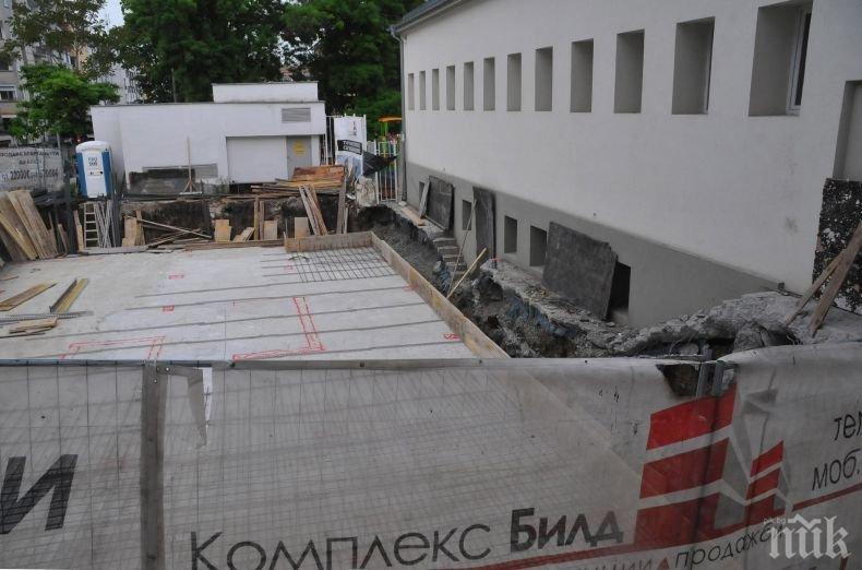 Районен архитект допуснал строителството в двора на бургаското училище, наказват го