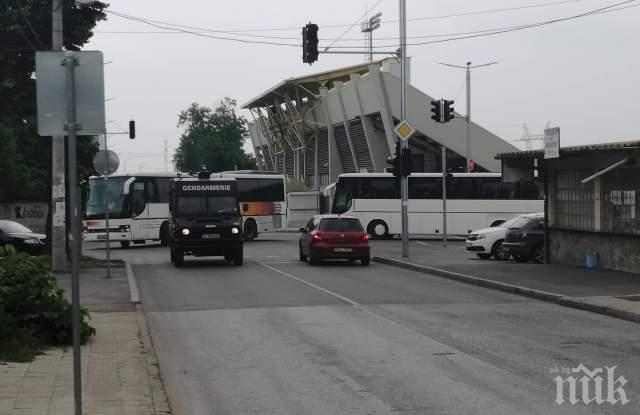 МОЩНА ПОДКРЕПА: 25 автобуса с фенове на Ботев Пловдив тръгнаха към София