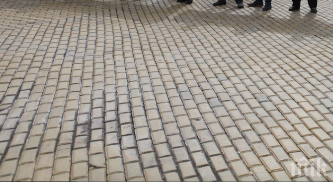 КУРИОЗ: Жена откри жълти павета в новозакупения си имот в София