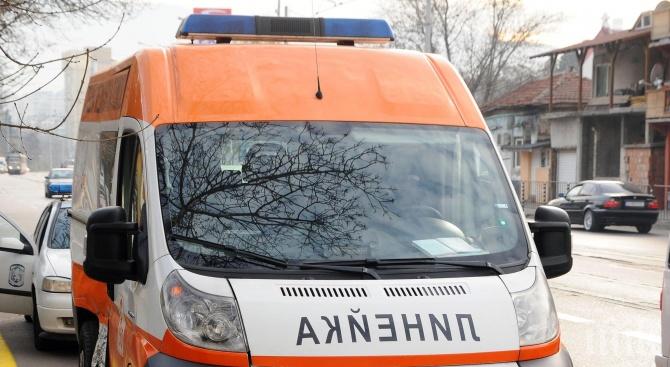 ПЪЛНА ЛУДНИЦА: Линейки разкарват психично болни между болниците