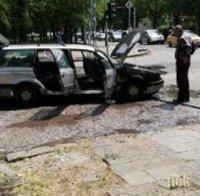 ОГНЕН УЖАС: Кола пламна до училище в Пловдив (СНИМКИ)