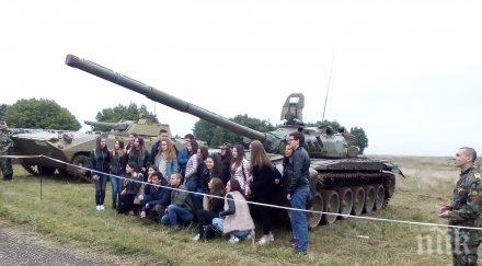 стотици ученици присъстваха показа въоръжение техника организиран националния военен университет