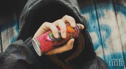 вандали надраскаха чисто новите пейки градинката кристал