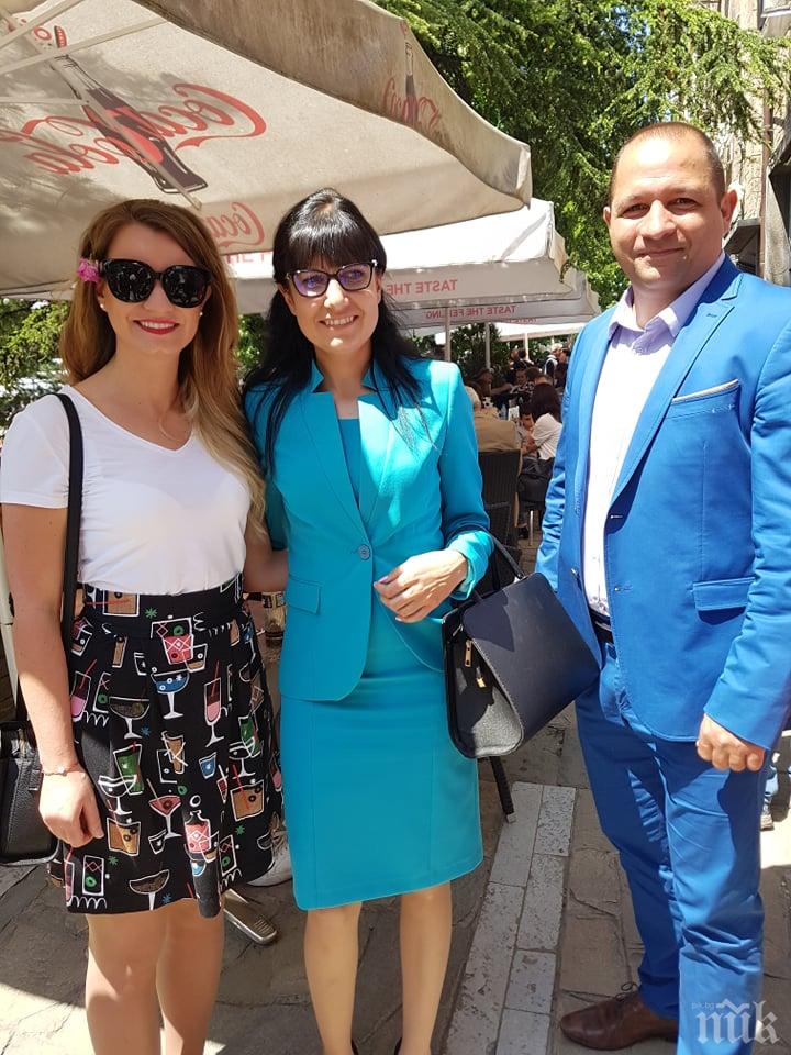 Кандидатът за евродепутат Младен Шишков бе гост на фестивала на Белия 
щъркел в Белозем и на Празника на розата в Карлово (СНИМКИ)