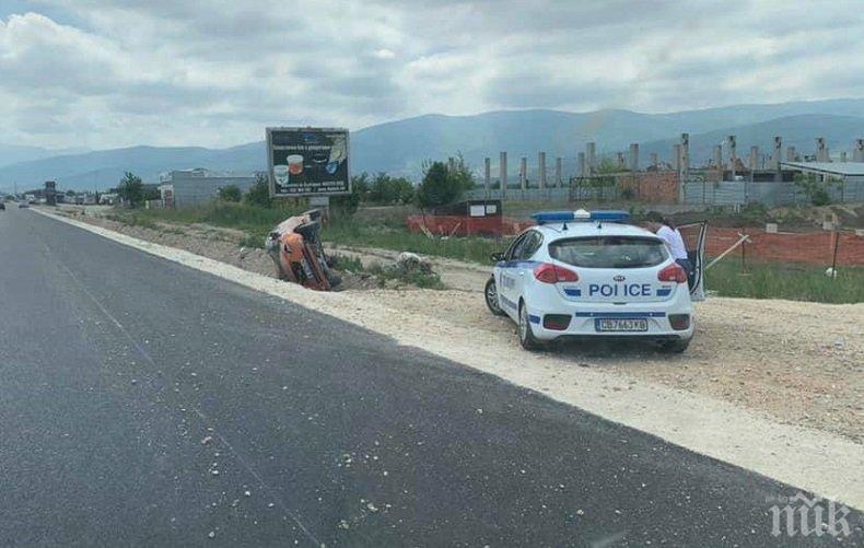 КАСКАДА СЛЕД КАСКАДА: Кола се хвърли в канавката на смъртоносен път край Пловдив (СНИМКИ)