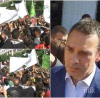 ОТ ПОСЛЕДНИТЕ МИНУТИ: В Бургас е страшно - стотици роми окупираха общината и призовават за насилие! Кметът Димитър Николов ги отряза (СНИМКИ)