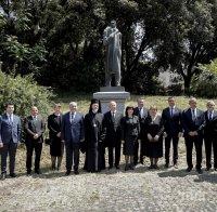 Цвета Караянчева поднесе цветя пред паметника на Иван Вазов в Рим