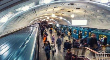 стотици пътници часове стоят блокирани московското метро