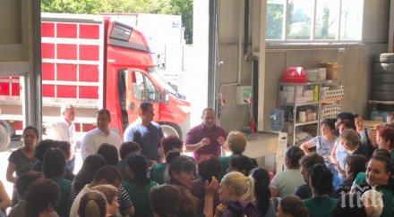 кандидатът евродепутат младен шишков срещна работници фирма произвеждаща части автомобилната индустрия снимки