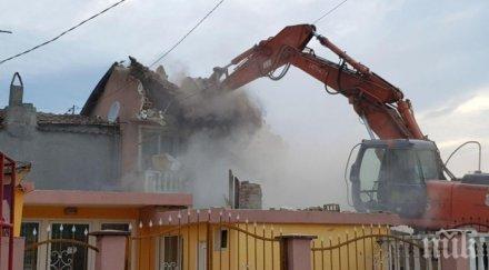 събориха незаконната къща пропадналия скат варна