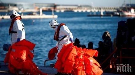 спасиха нелегални мигранти потъващи лодки либия