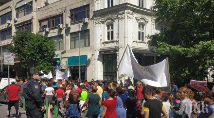 фиаско костинброд оставиха циганите опита бунт бургас българското знаме стъпкано площада снимки