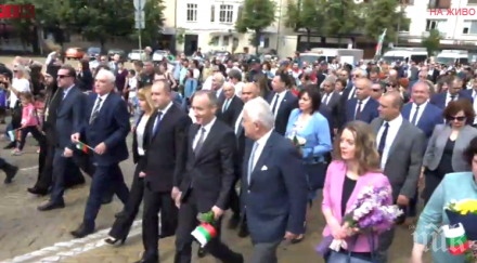 агент кремъл води шествието